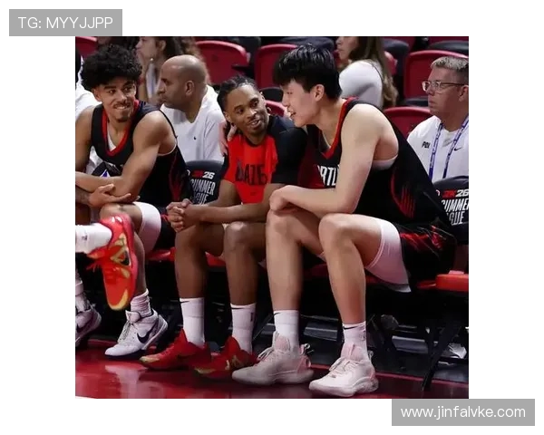 杨瀚森开拓者首日:拥抱阿夫迪亚,笑谈汉堡,16 号球衣开启新章(2) 杨瀚森开拓者首日:拥抱阿夫迪亚,笑谈汉堡,16 号球衣开启新章(2)